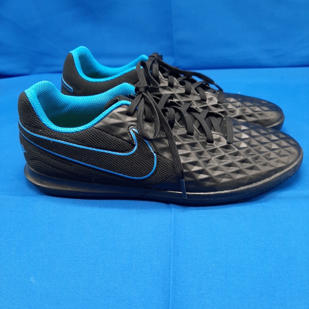 Youth Nike JR Legend 8 Club Unisex size 7.5